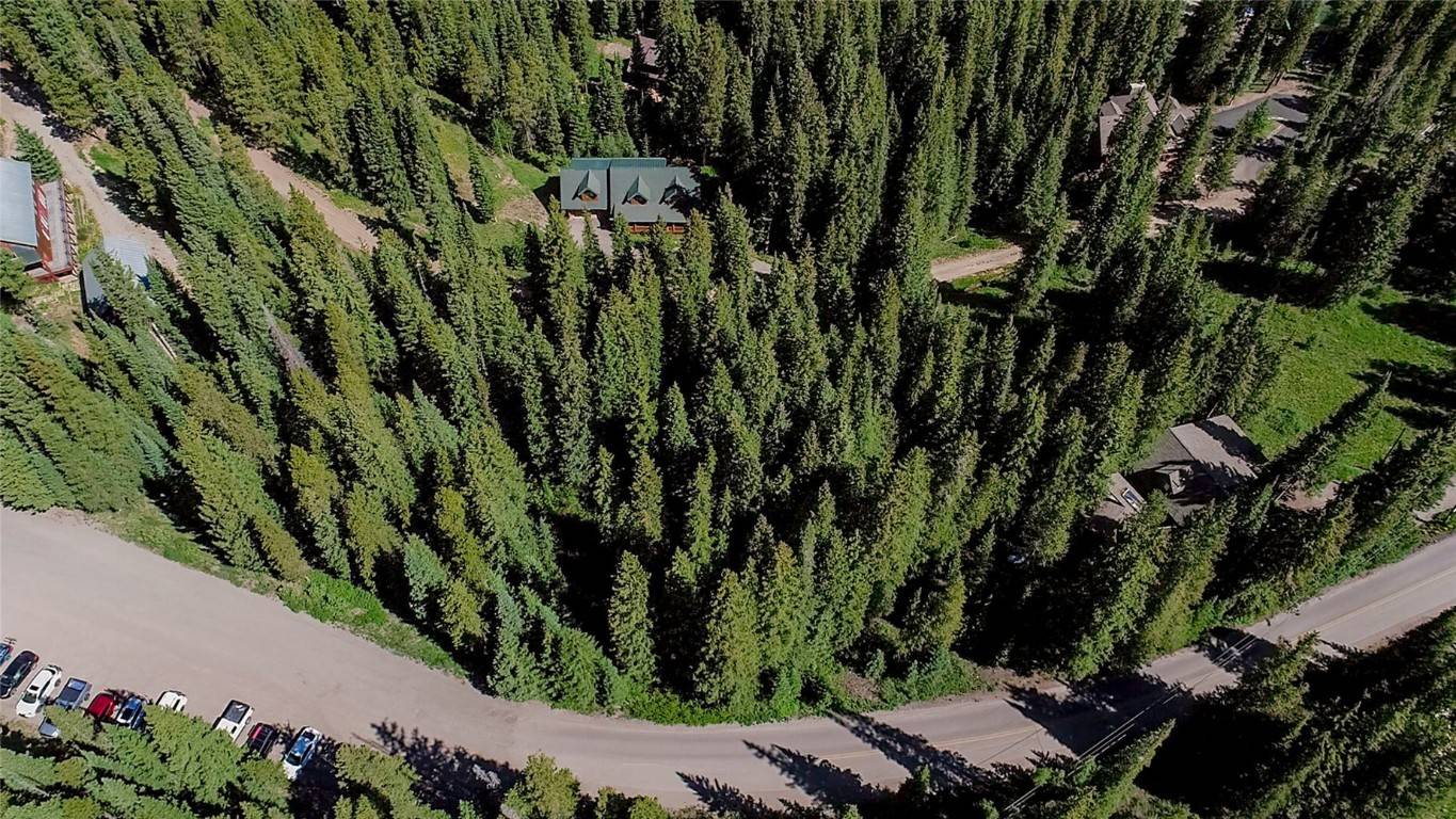 The perfect balance of seclusion and convenience, this beautifully treed homesite is nestled just steps away from Breckenridge s iconic Boreas Pass trailhead.