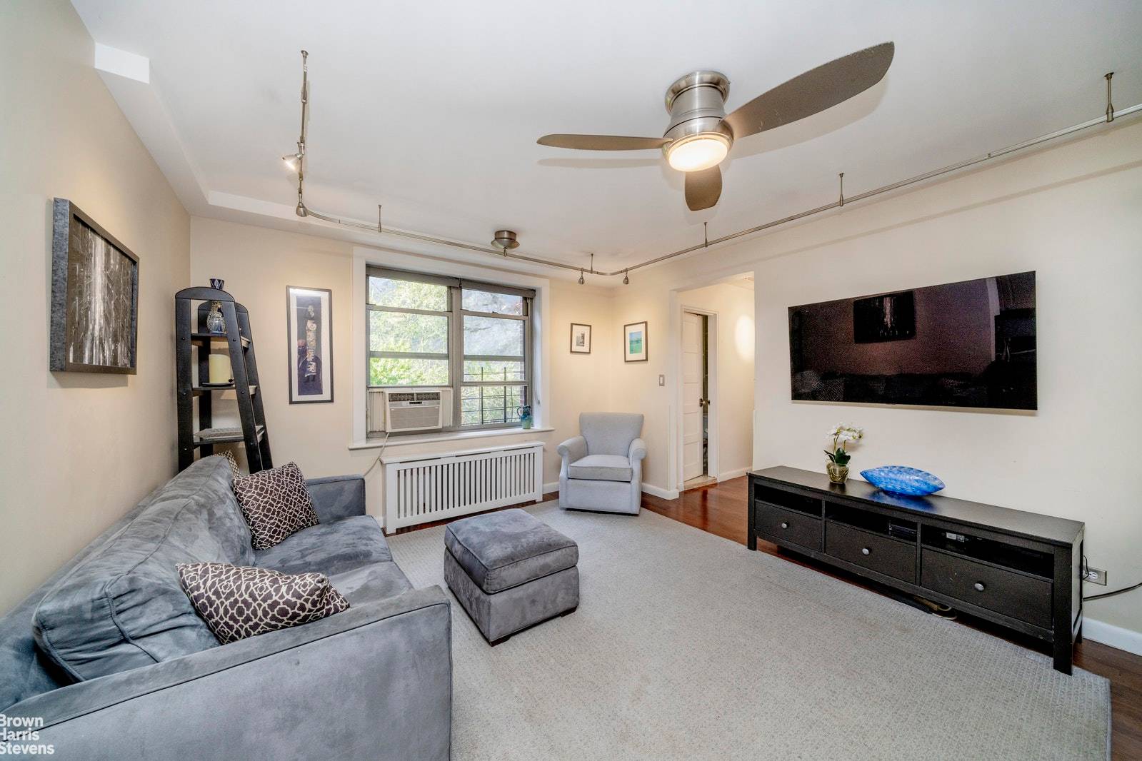 Tucked away in the heart of Hudson Heights on Bennett Avenue, this romantic two bedroom 7th floor apartment is the perfect fit when you believe that life is too short ...