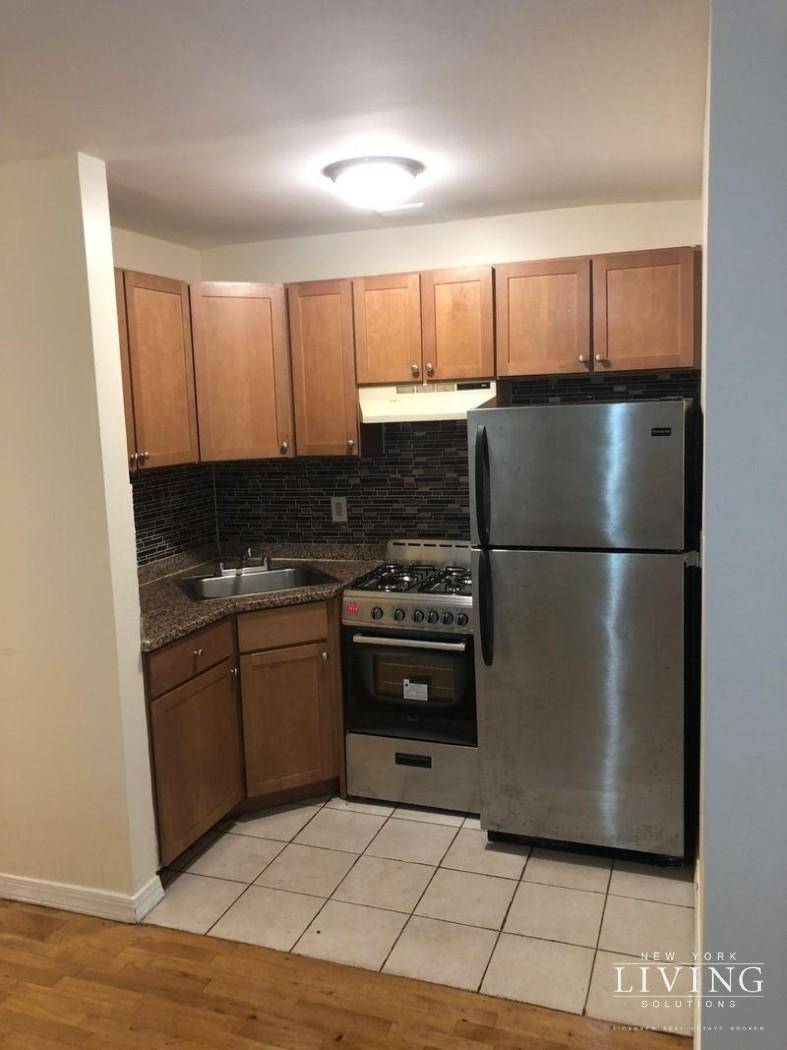 Beautiful 3 bedroom 2 bath apartment in Williamsburg 3 bedrooms with built in closets 2 bathrooms Stainless steel appliances Private parking spot right out front Backyard 1 free storage pod ...