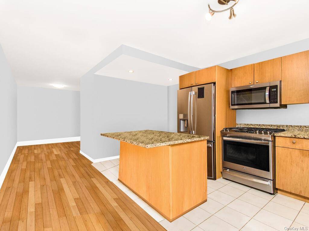 Commuters Dream. This Bright amp ; Airy 2 Beds 2 Baths Condominium Features Stainless Steel Appliances, In Unit Washer amp ; Dryer, Hardwood Floors amp ; Three Exposures Which Allows ...