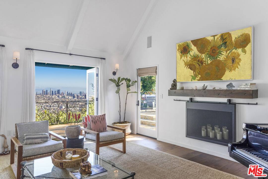 8148 Mannix Dr 3BR Hollywood Hills East La