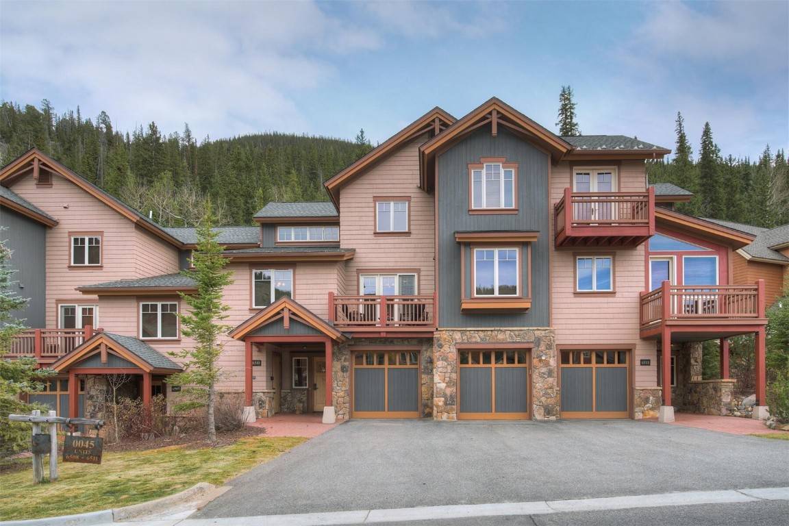This Spectacular 3 bedroom 3 bathroom Settlers Creek Townhome offers a blend of modern elegance and mountain retreat charm.