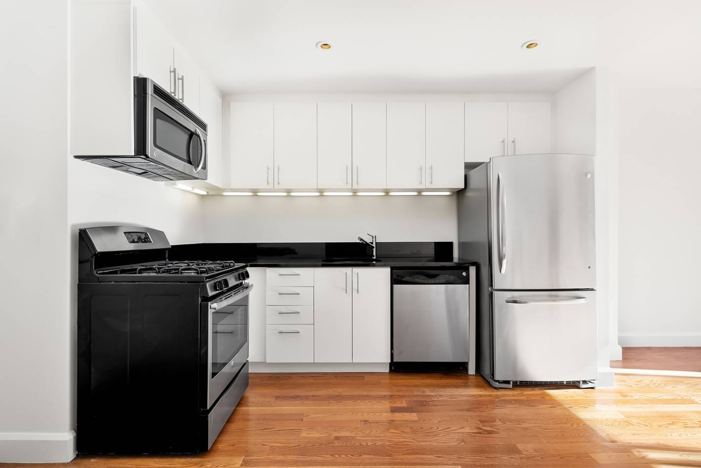 Stunning, modern two bedrooms unit with an open layout and over sized windows in a full service, amenity rich building at the charismatic convergence of Boerum Hill and Downtown Brooklyn.