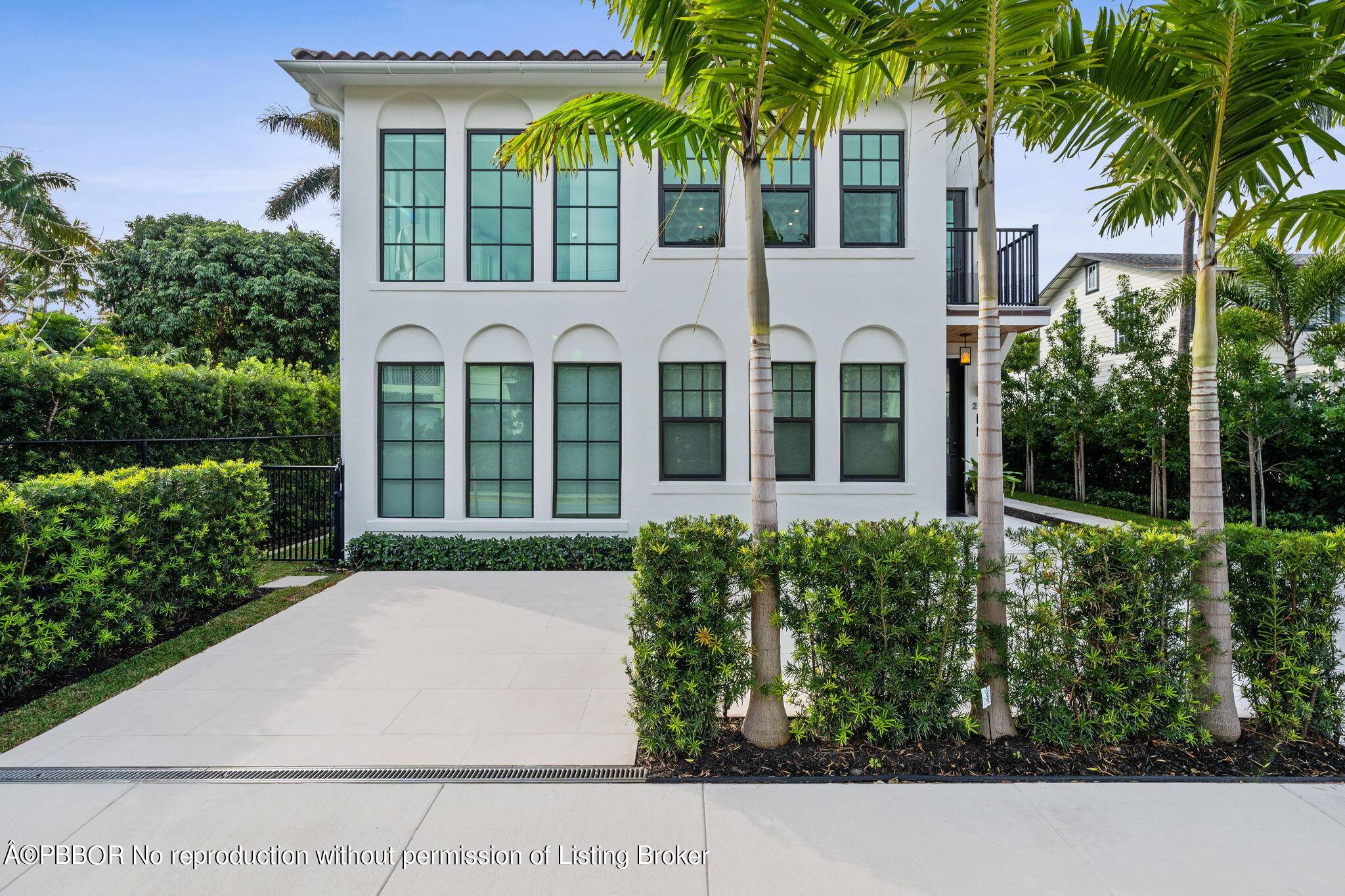 Nestled in the heart of Palm Beach, this 2 2 apartment is the epitome of modern luxury living.