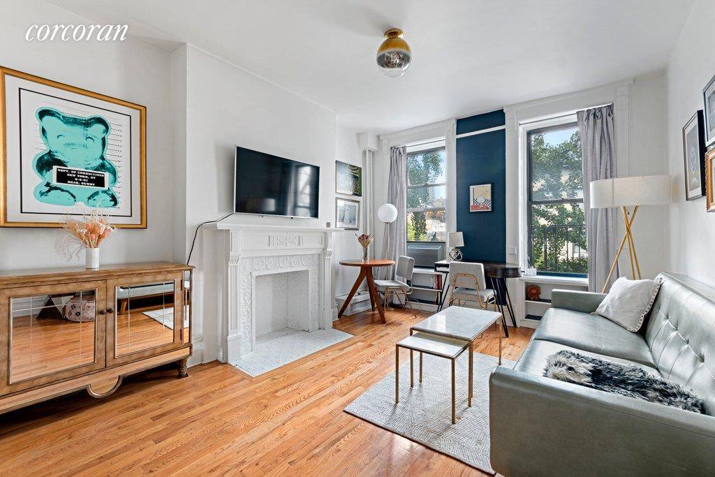 A charming, bright 1 bedroom apartment located in prime Chelsea !