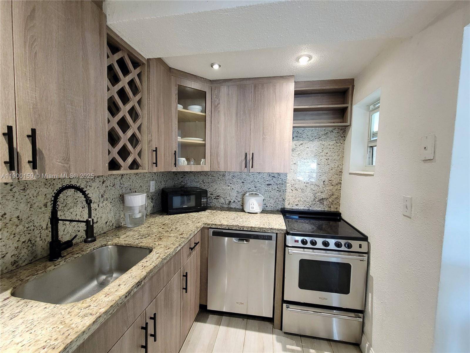 Excellent opportunity to own a great 2 bedroom apartment in Pinecrest, close to Dadeland Mall and many restaurants in the area.