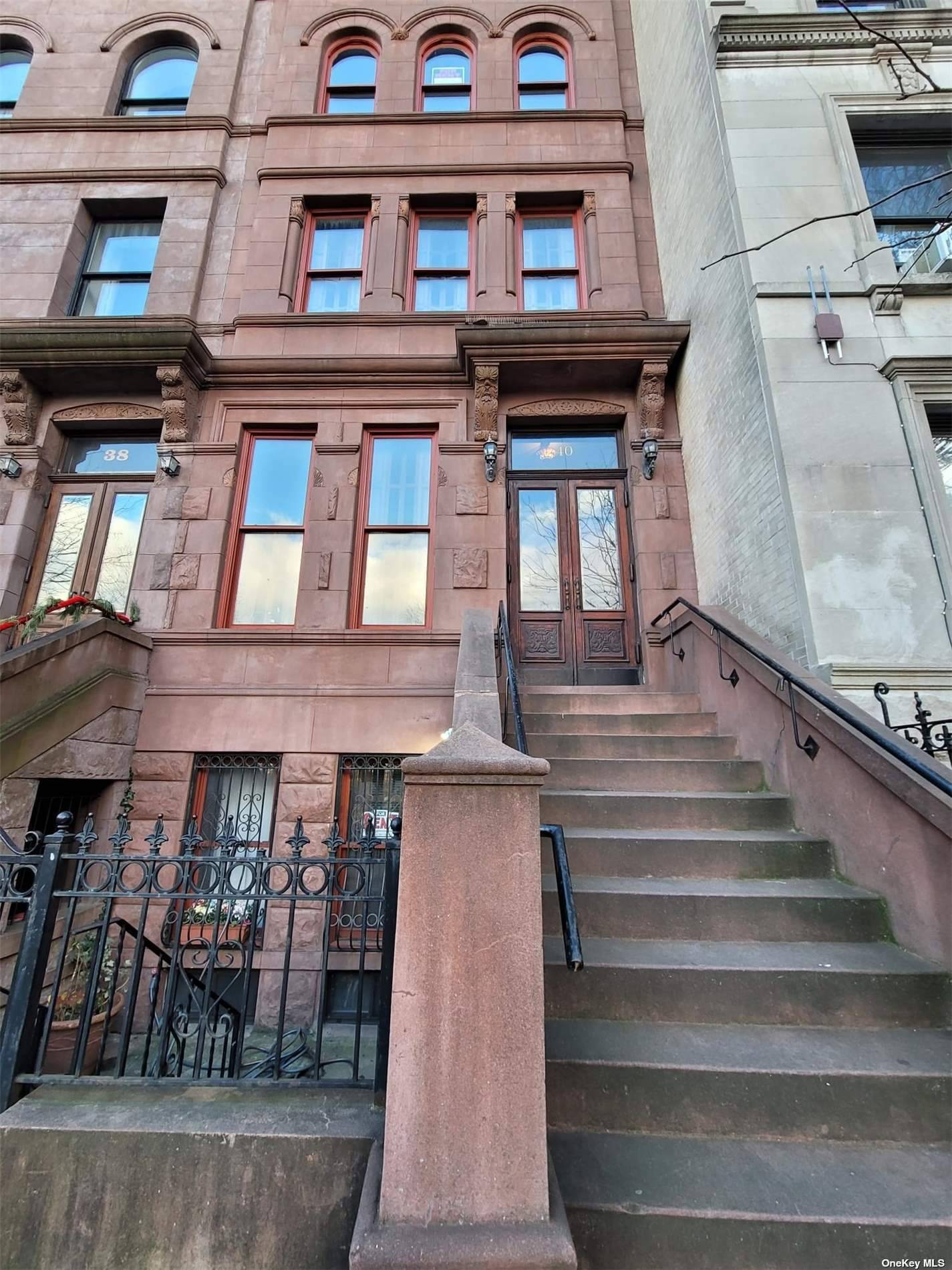 Lovely amp ; Spacious one bedroom apartment with one and half bath located in South Harlem, close to shops, Restaurant, Public Transportation, Subway, Central Park amp ; Marcus Garvey Park ...