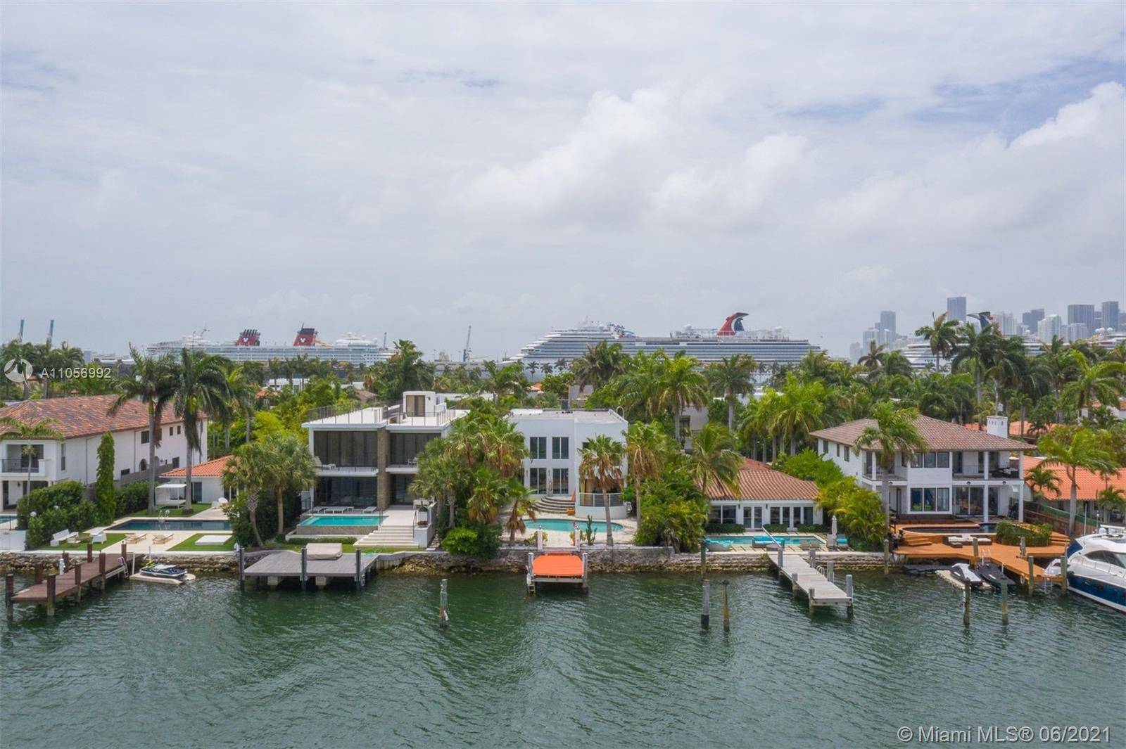 This spectacular Palm Island waterfront house has 4 bedrooms 4.