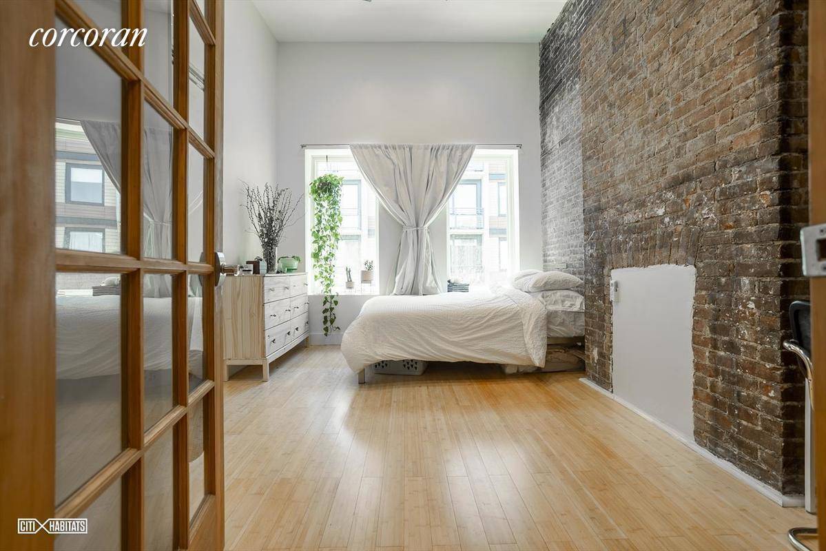 NO FEE SPECTACULAR GUT RENOVATED LOFTY 1 BR IN WBURG !