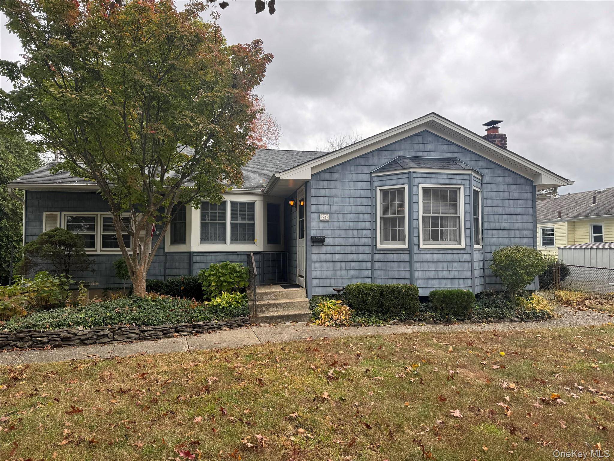 Charming Split Level In Kings Park !