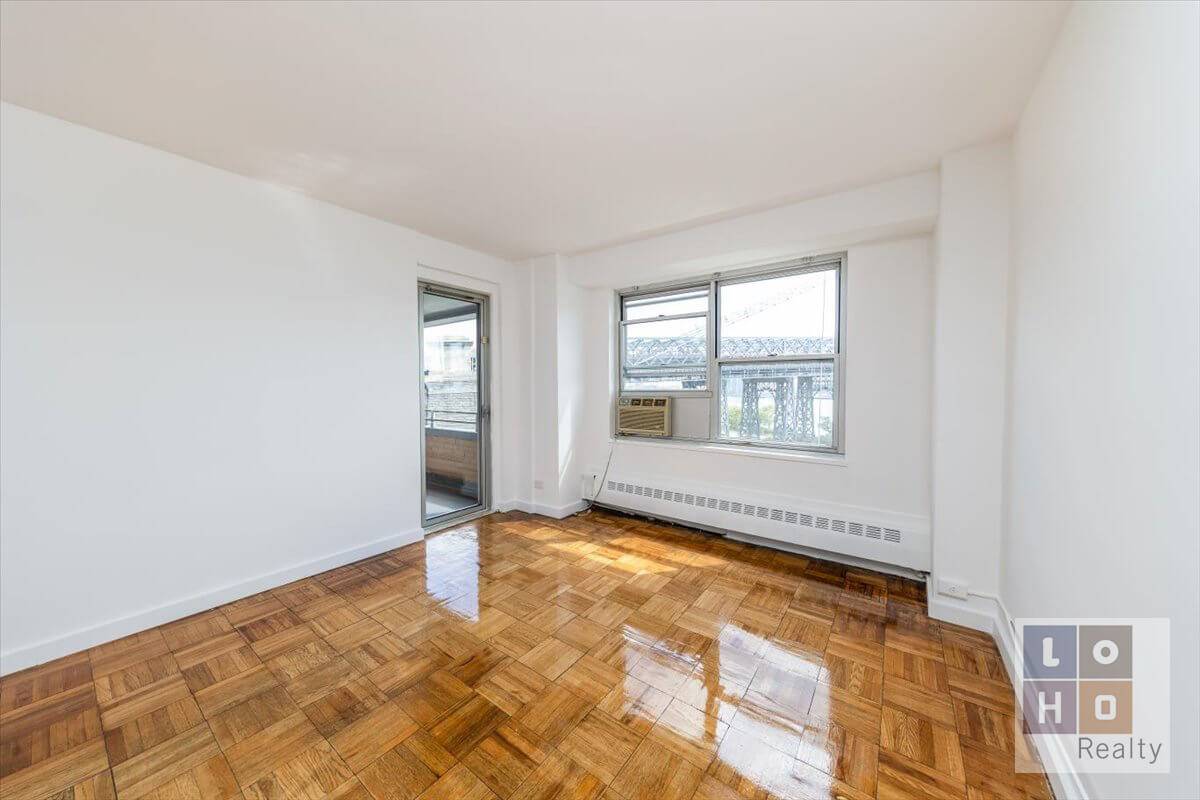 The front door of this 1 bedroom apartment opens to a spacious entryway that leads to an equally spacious living room with direct views of the East River, Brooklyn, and ...