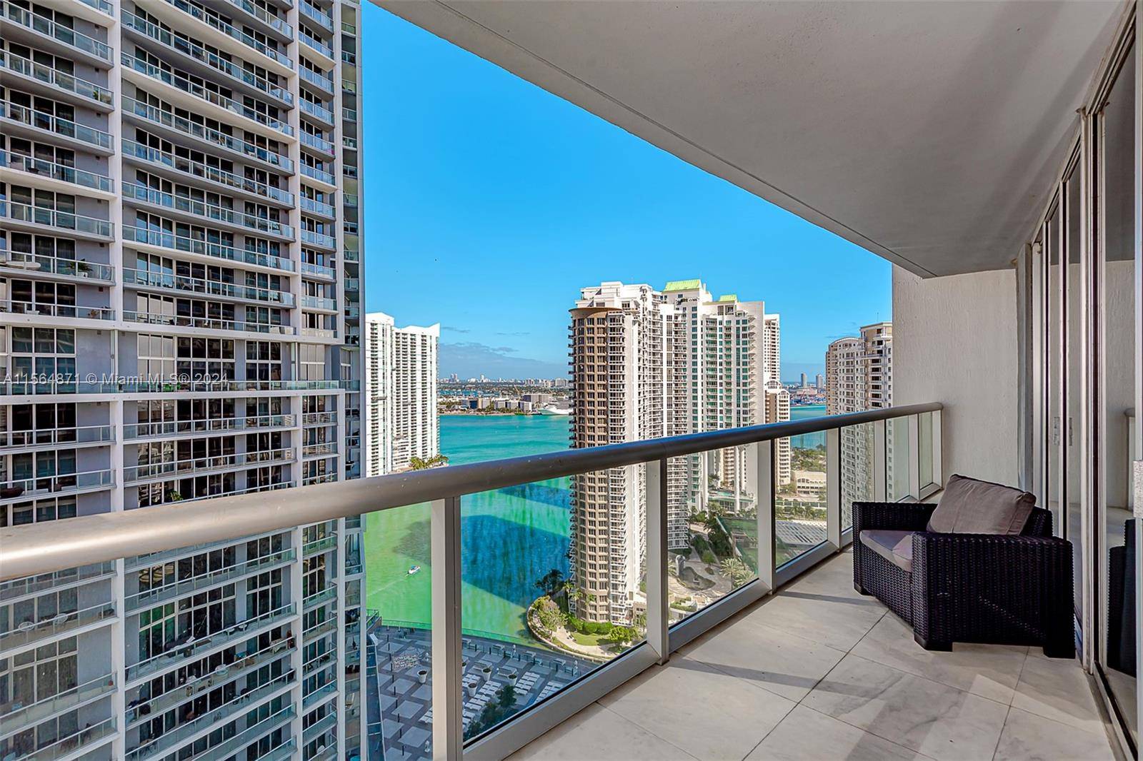 Beautiful corner unit with spectacular Bay and City views at the most desirable building in Brickell.