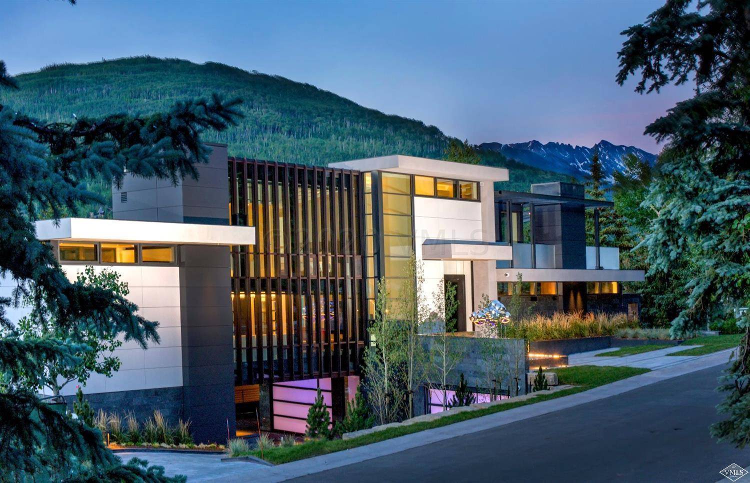 This amazing luxury retreat is located on Vail Mountain, surrounded by world class skiing, and it is the most exquisite contemporary estate in Vail.