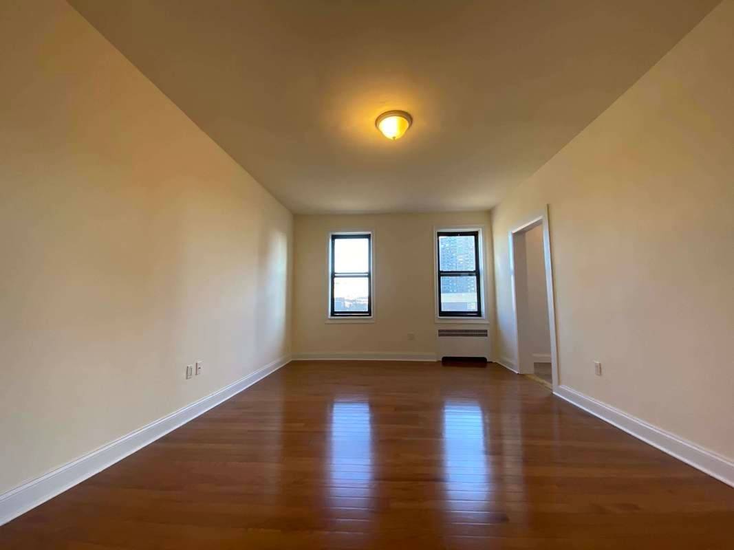 LARGE 1 Bed 1 Bath in Prime Crown Heights This apt features Spacious Bedroom amp ; Living room Bright Kitchen Hardwood Floors Closets Laundry in the Building Sunny Southwestern Exposure ...