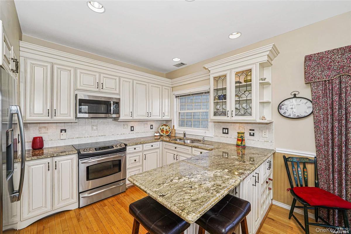 Eat-In Kitchen
