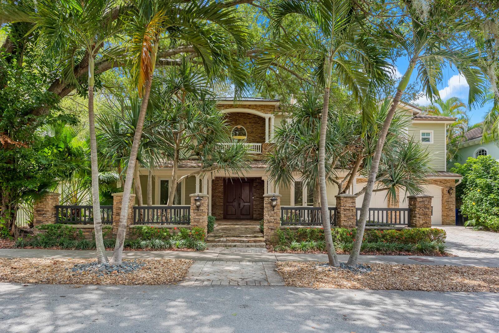 Large private estate in historic Colle Hammock minutes from Las Olas Blvd.
