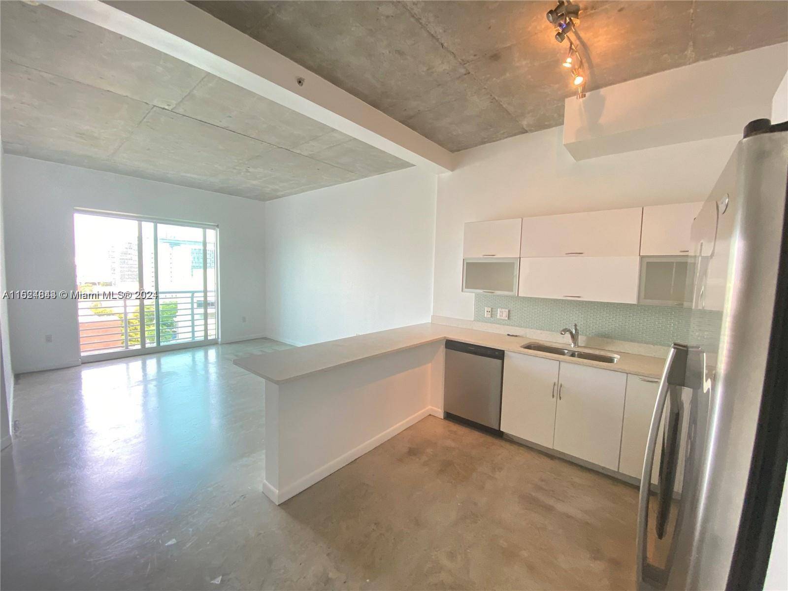 Unique 11th floor 1 bed with unobstructed skyline sunset views of Downtown.