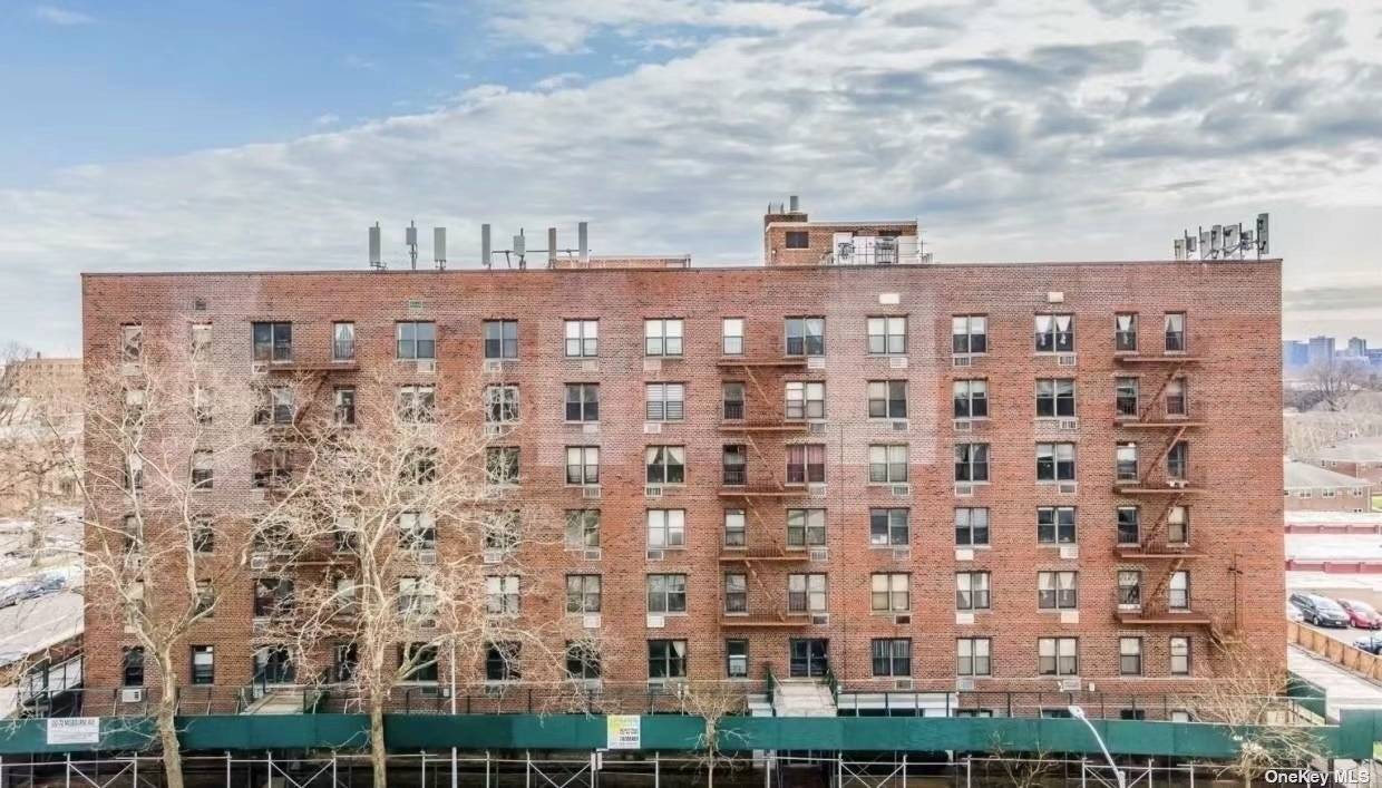 Located at Kissena Boulevard amp ; Melbourne Avenue in the Flushing, this bright and charming 1 bedroom and 1 bathroom condo with a private parking, updated floor, bath, kitchen and ...