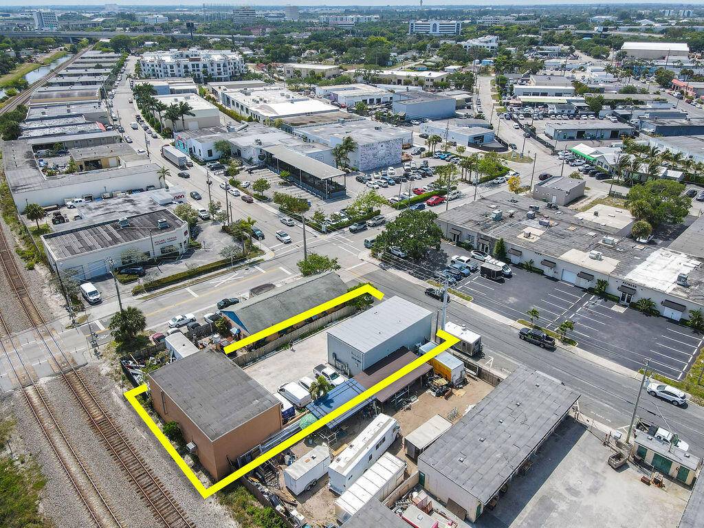 2 Freestanding Buildings 4, 040 sqft in Total Front Building Approx 2, 080 sqft Office Warehouse Rear Building Approx 1960 Sqft Storage Warehouse Property is immediately adjacent to Grandview Market ...