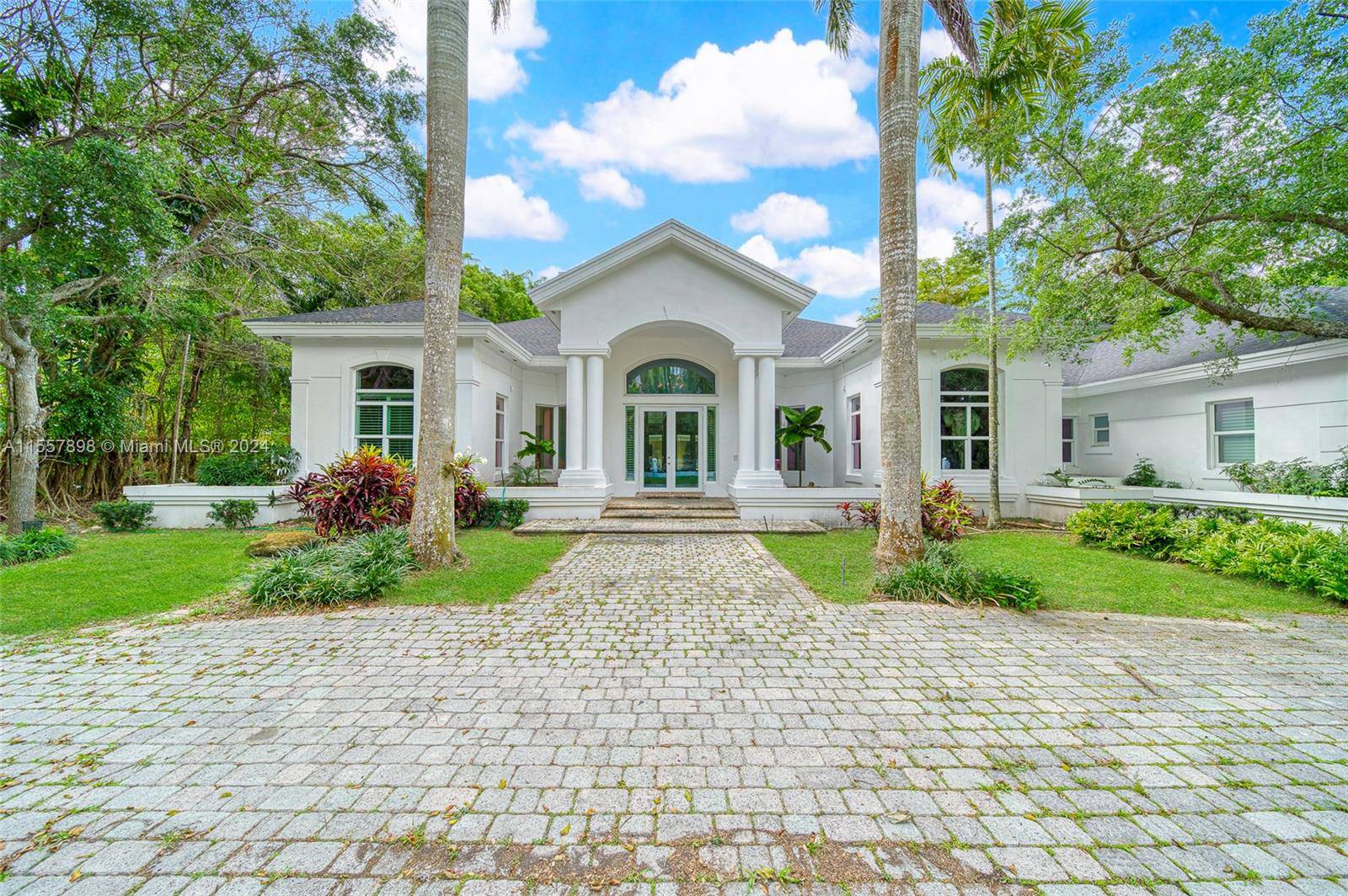 Beautiful 1 Story Executive home in the heart of North Pinecrest !