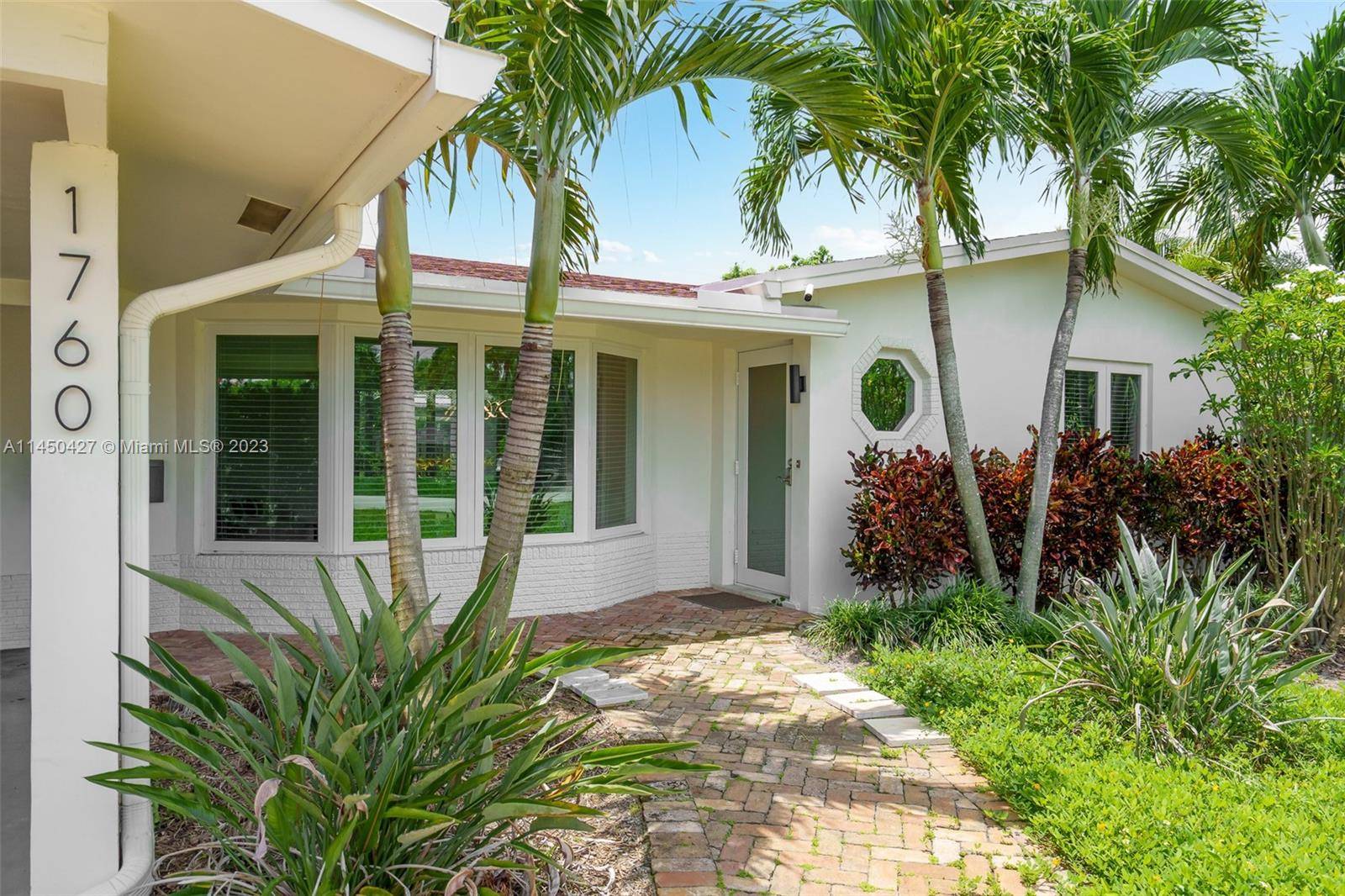GORGEOUS TURNKEY FULLY FURNISHED 2 2 Single Family Home in Oakland Park located only 10 mts from Wilton Manors and 15 mts from Ft Lauderdale Beach.