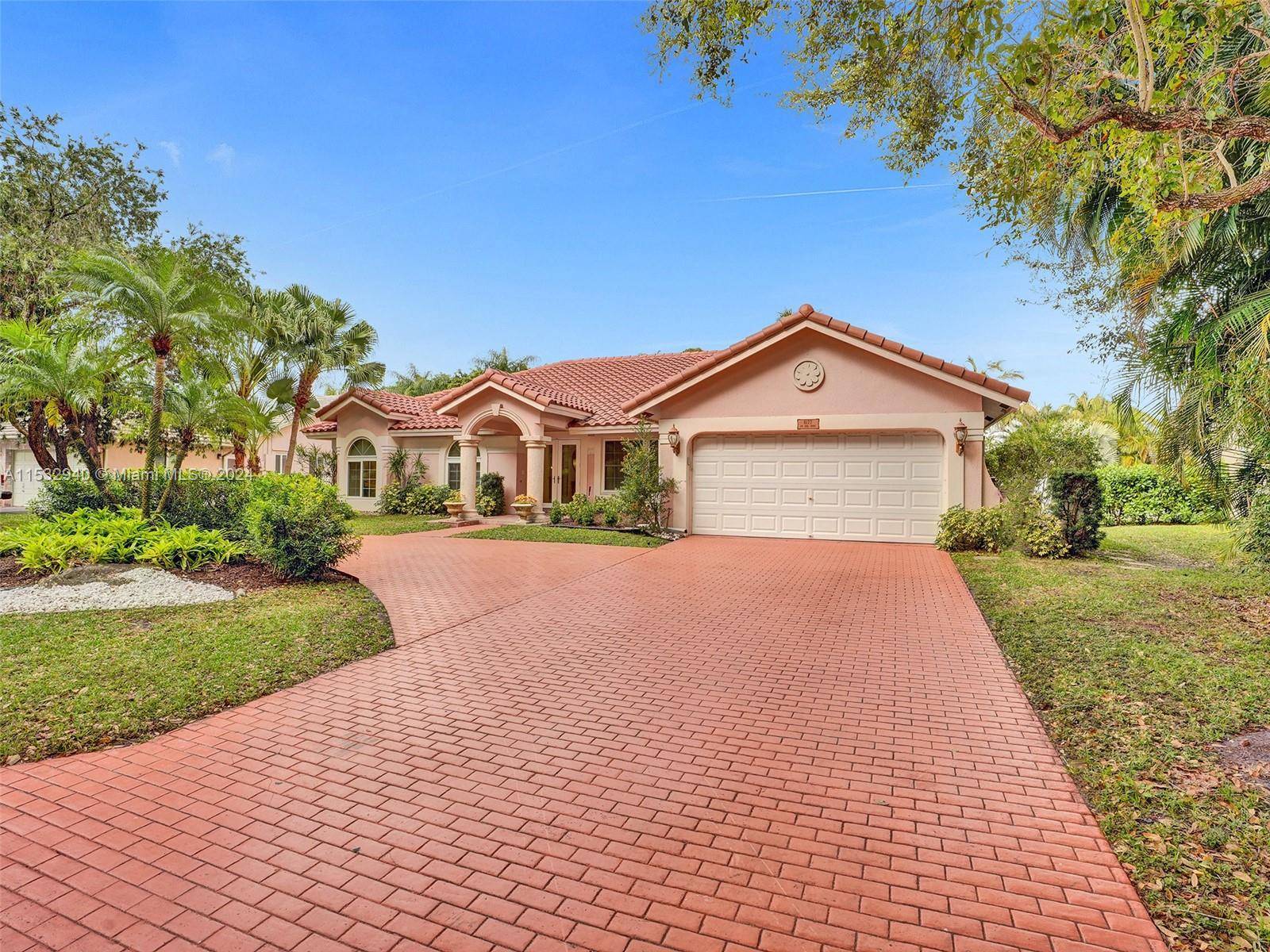 Stunning waterfront residence in Coral Springs !