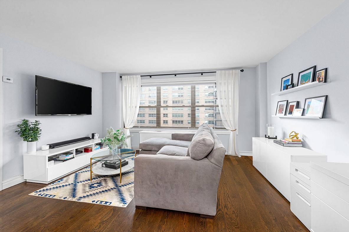 Perched on the 27th floor, this MINT condition one bedroom gem radiates with sophistication.