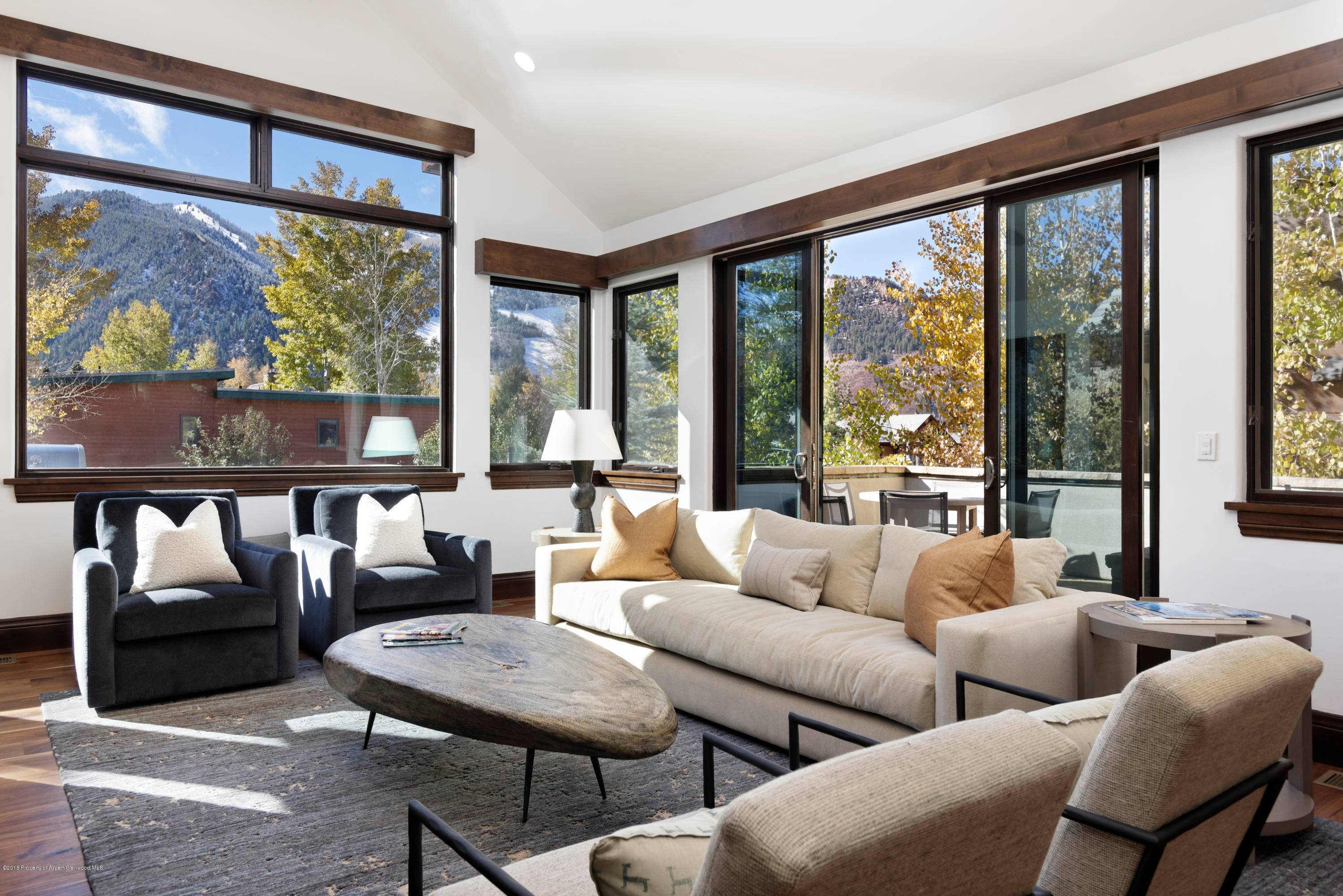 This Fox Crossing Mountain Contemporary home is a top notch property which located just minutes away from Aspen's downtown core.