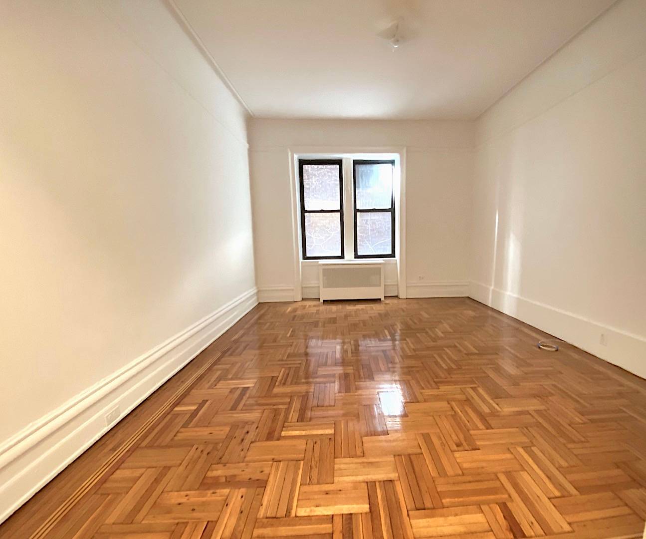 No broker fee for this classic Brooklyn Heights prewar 3 bedroom in full service elevator building.