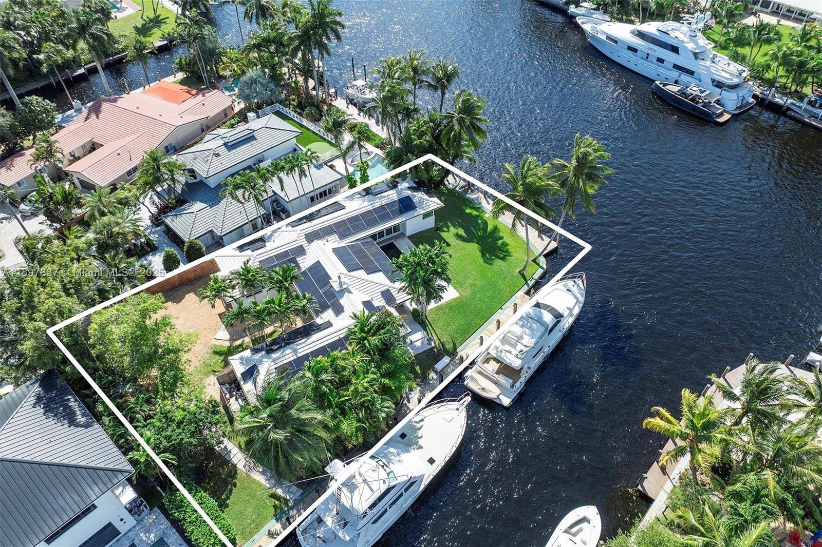 Boater s paradise with 225 ft of prime water frontage on the South Fork New River, offering deep water dockage with no fixed bridges, ideal for yachts over 100 ft ...