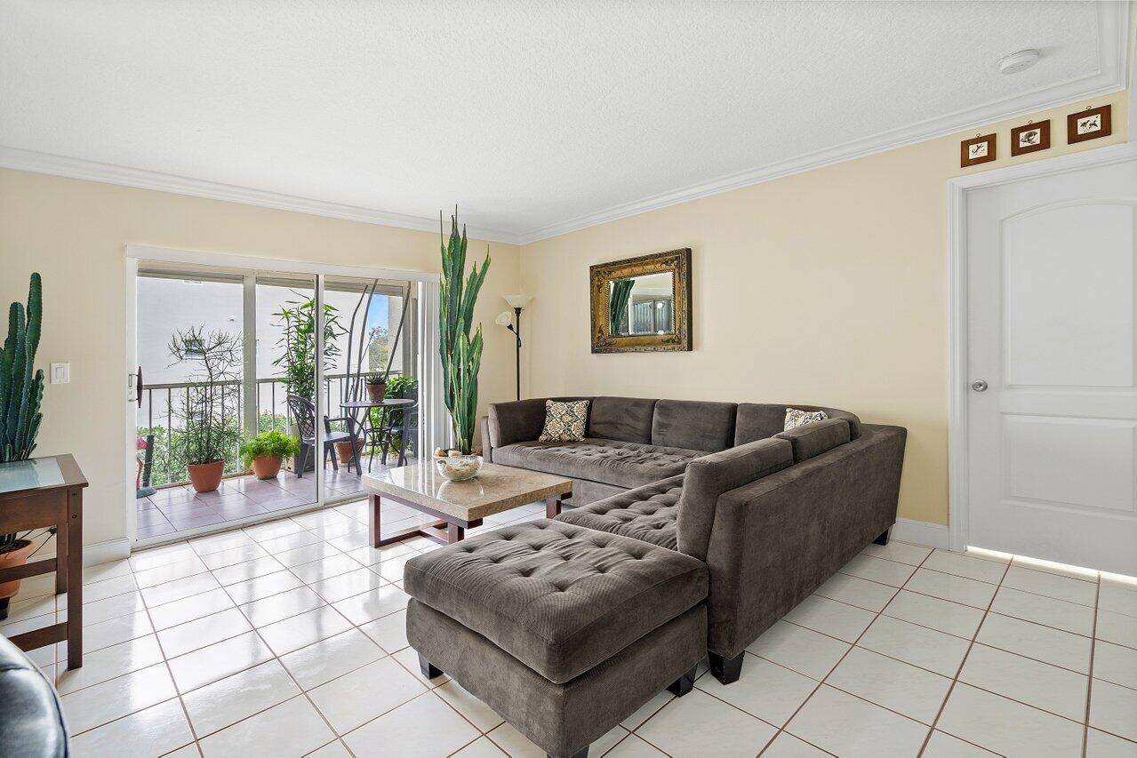Welcome to your new home in the quiet condo community of Morningstar in Delray Beach, Florida !