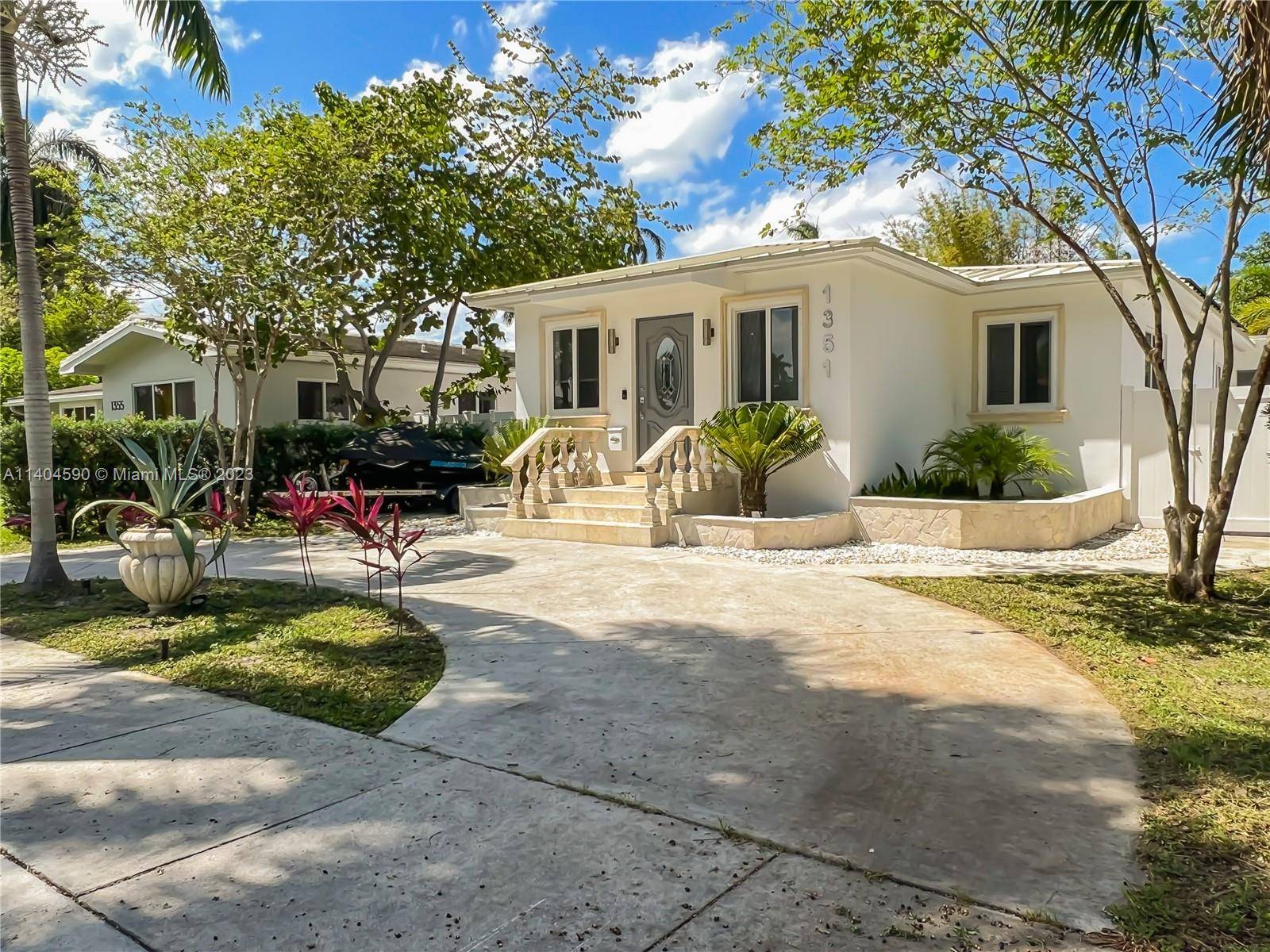 Fully renovated, turn key 2200 square foot single family house located within Hollywood historic district.