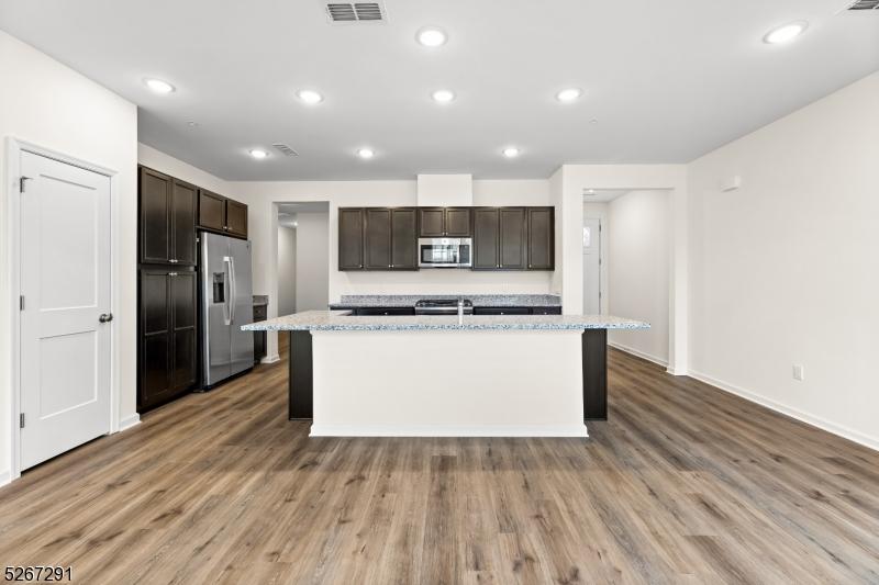 Oversized Island/breakfast bar