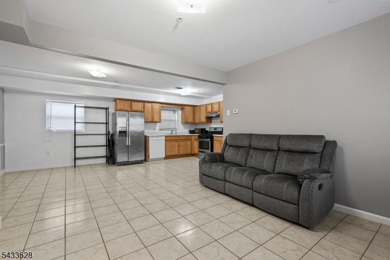 1ST FLOOR APT