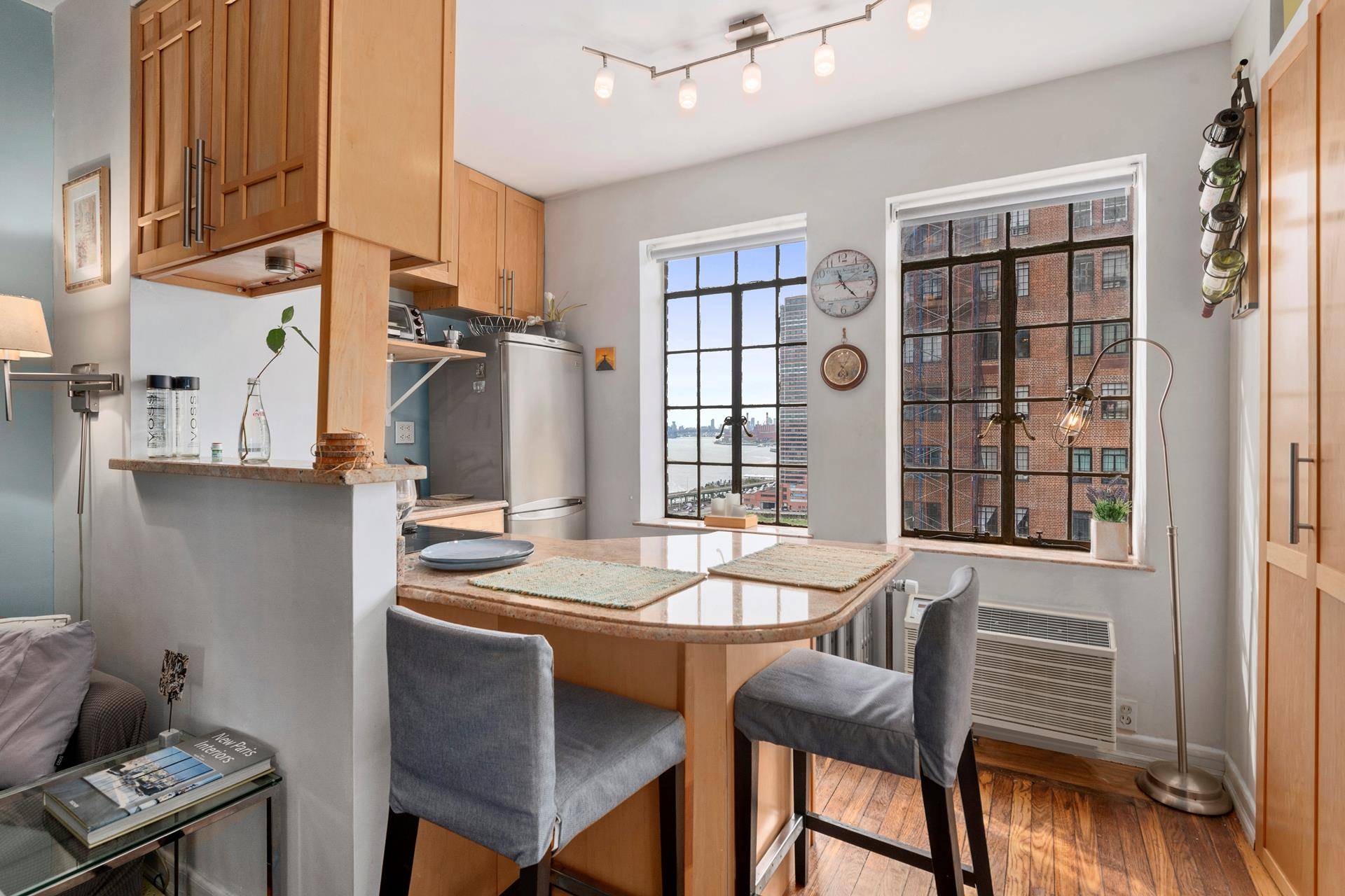 Residence 1020 is elegant, modern, and upgraded apartment with spectacular views of East River, Manhattan skyline and lush green park with beautiful landscape in front of the building.