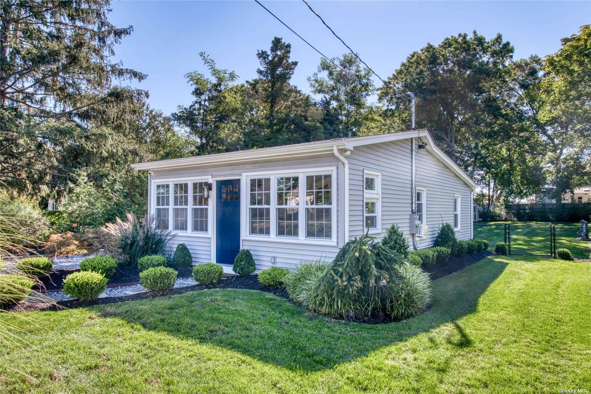 Charming 2 bed, 1 bath cottage a half mile to love lane and bay beach at Veterans Park.