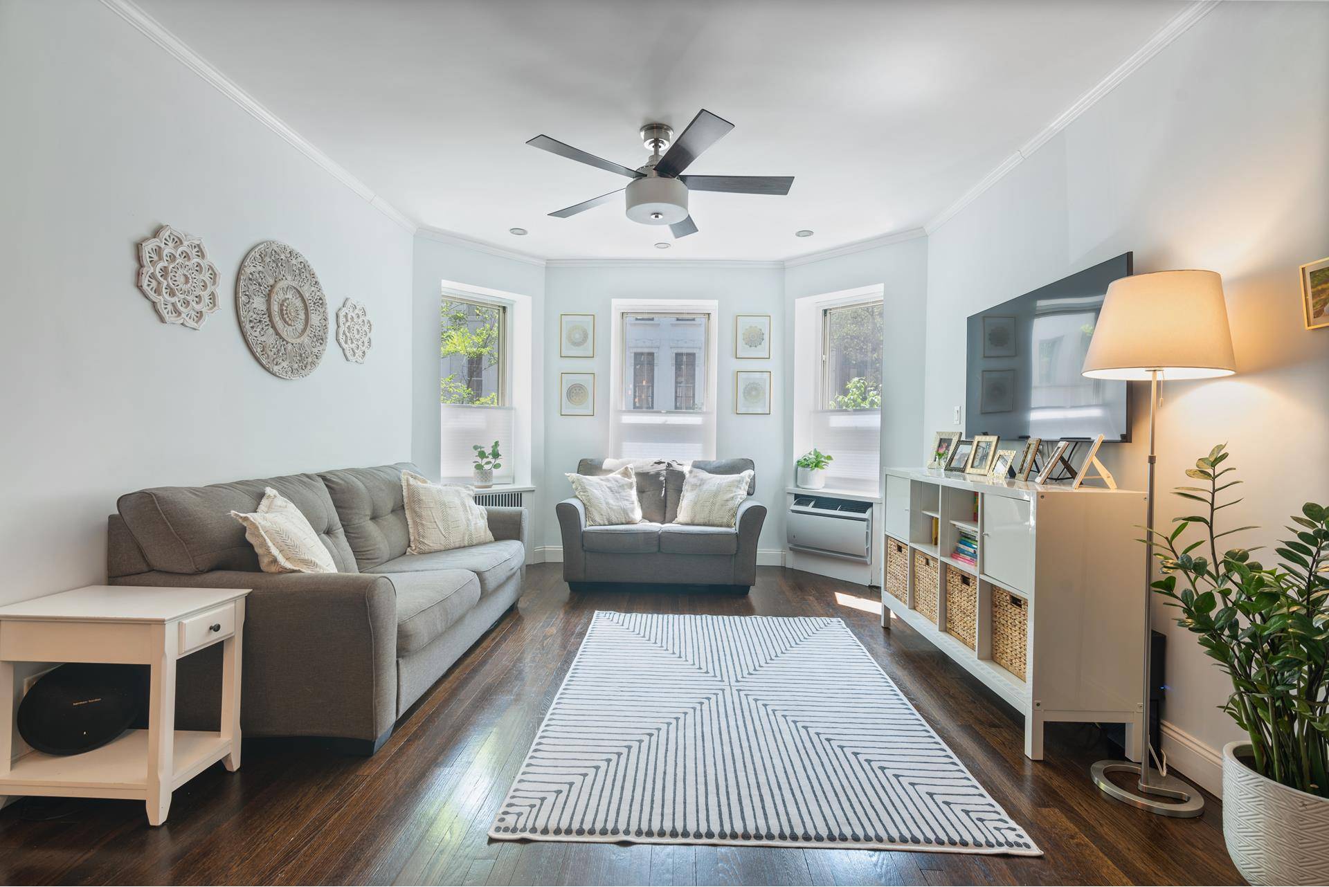 Modern convenience infused with old world charm defines the style of this generously sized Junior 4 one bedroom converted 2nd BR located on the Upper East Side in the heart ...
