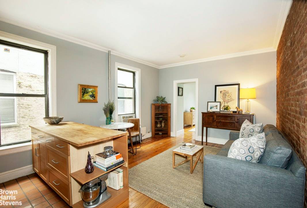 This charming 1 bedroom nestled on a leafy park block has high ceilings, exposed brick walls and hardwood floors.
