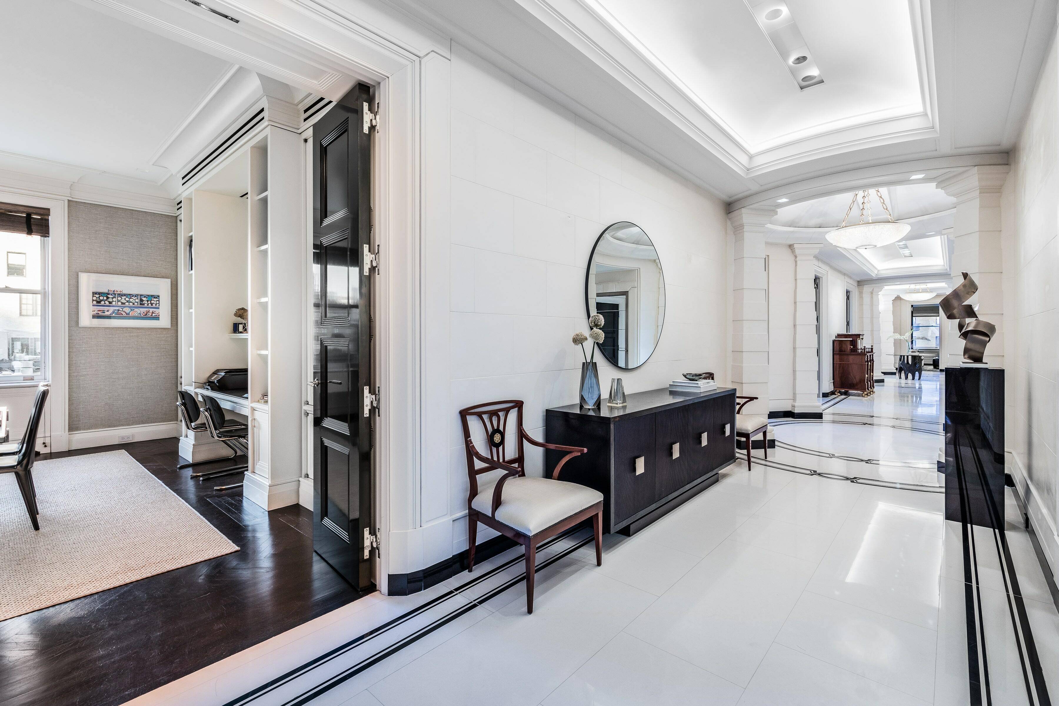 This lavish fifteen room residence, occupying the entire tenth floor of elegant prewar 550 Park Avenue, epitomizes old New York glamour and fine living while offering the latest bespoke amenities, ...
