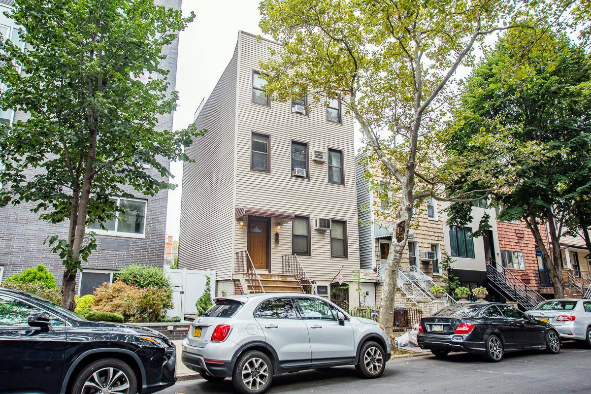 Don't delay in coming to see this fantastic 3 family in the heart of Williamsburg.