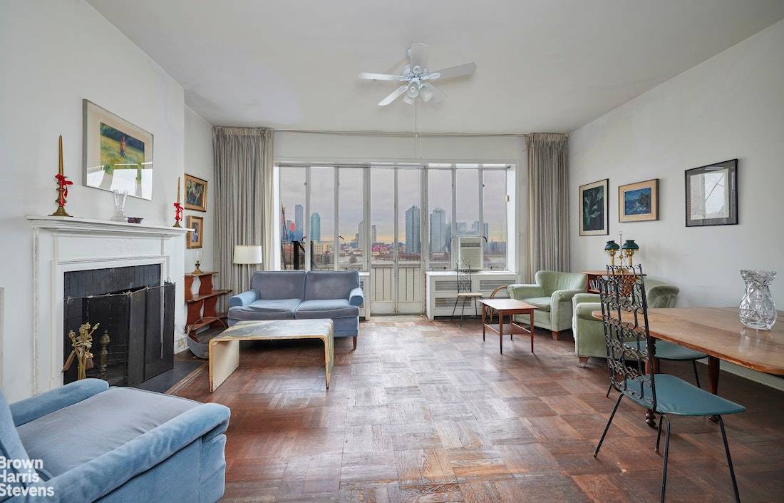 This rarely available, one bedroom aerie in estate condition offers private townhouse living with the services and amenities of prestigious One Beekman Place.