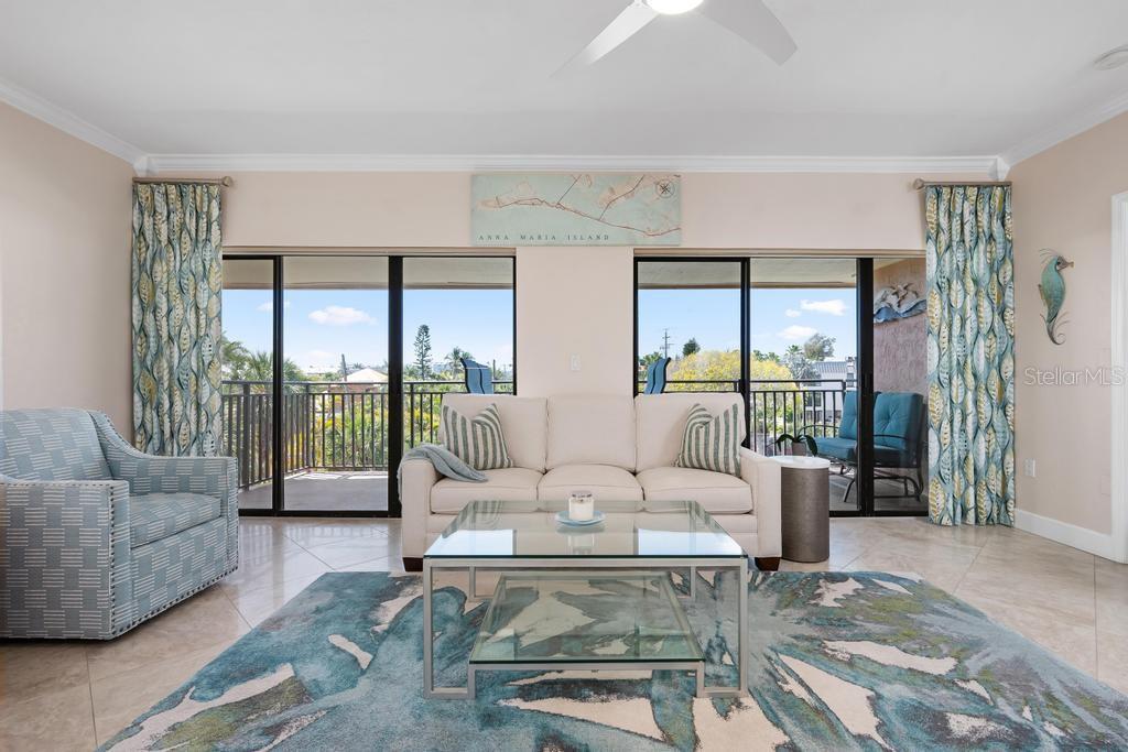 Living room with the doors to the Lanai