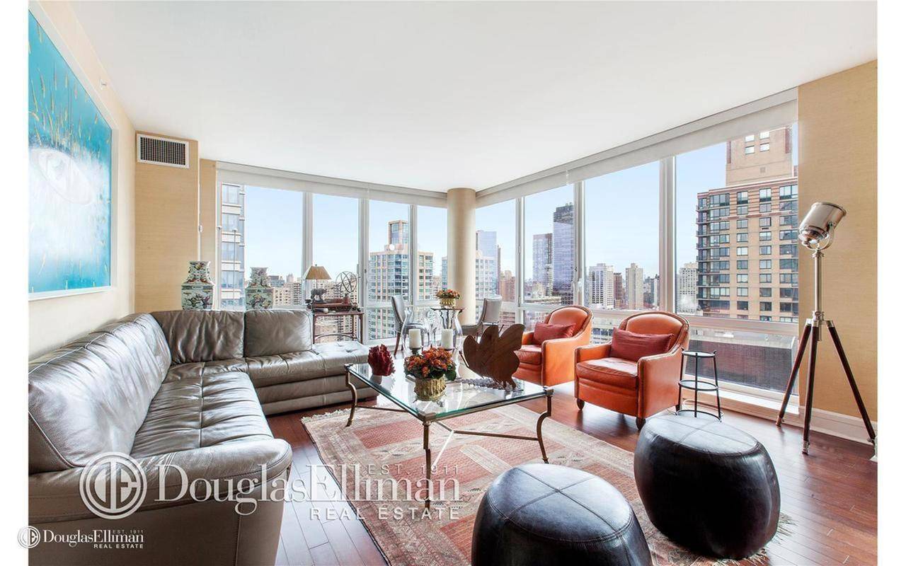 This fully furnished 3 bedroom, 3 bath residence boasts expansive New York City skyline and Hudson River views.