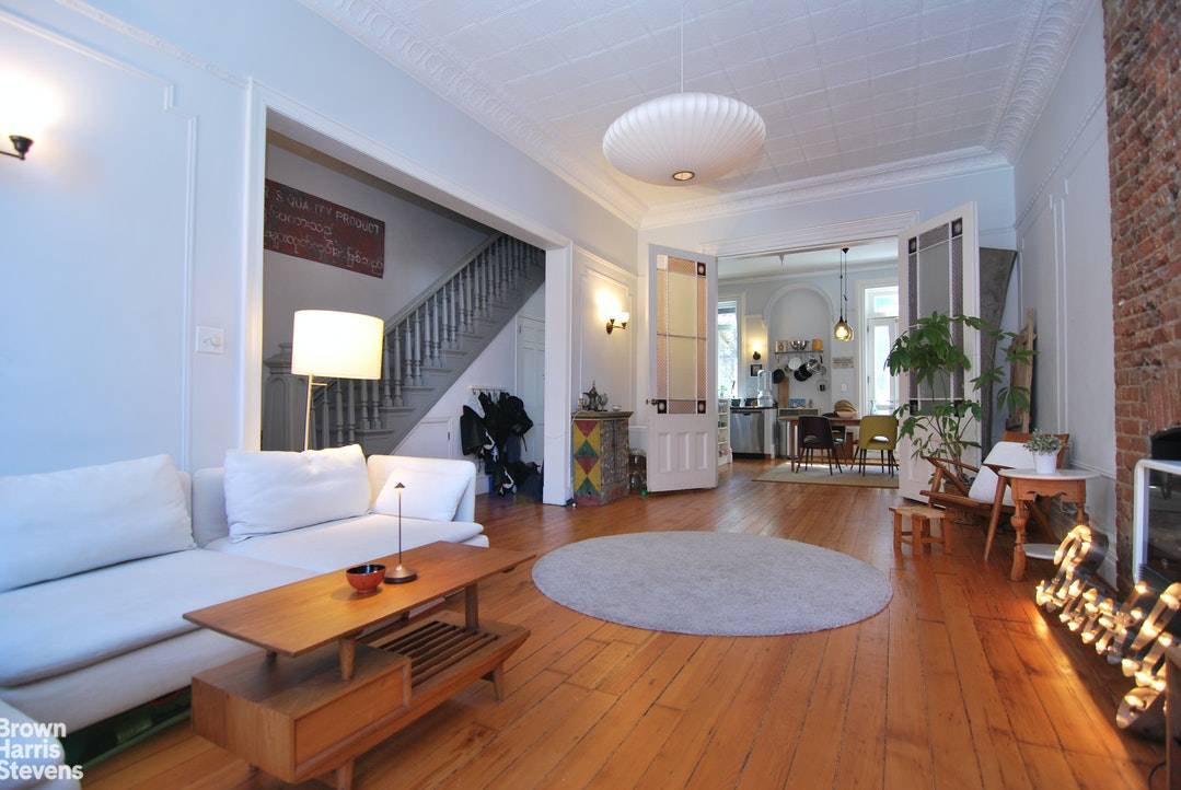Upper triplex, beautiful and Spacious 5 bedrooms 2.