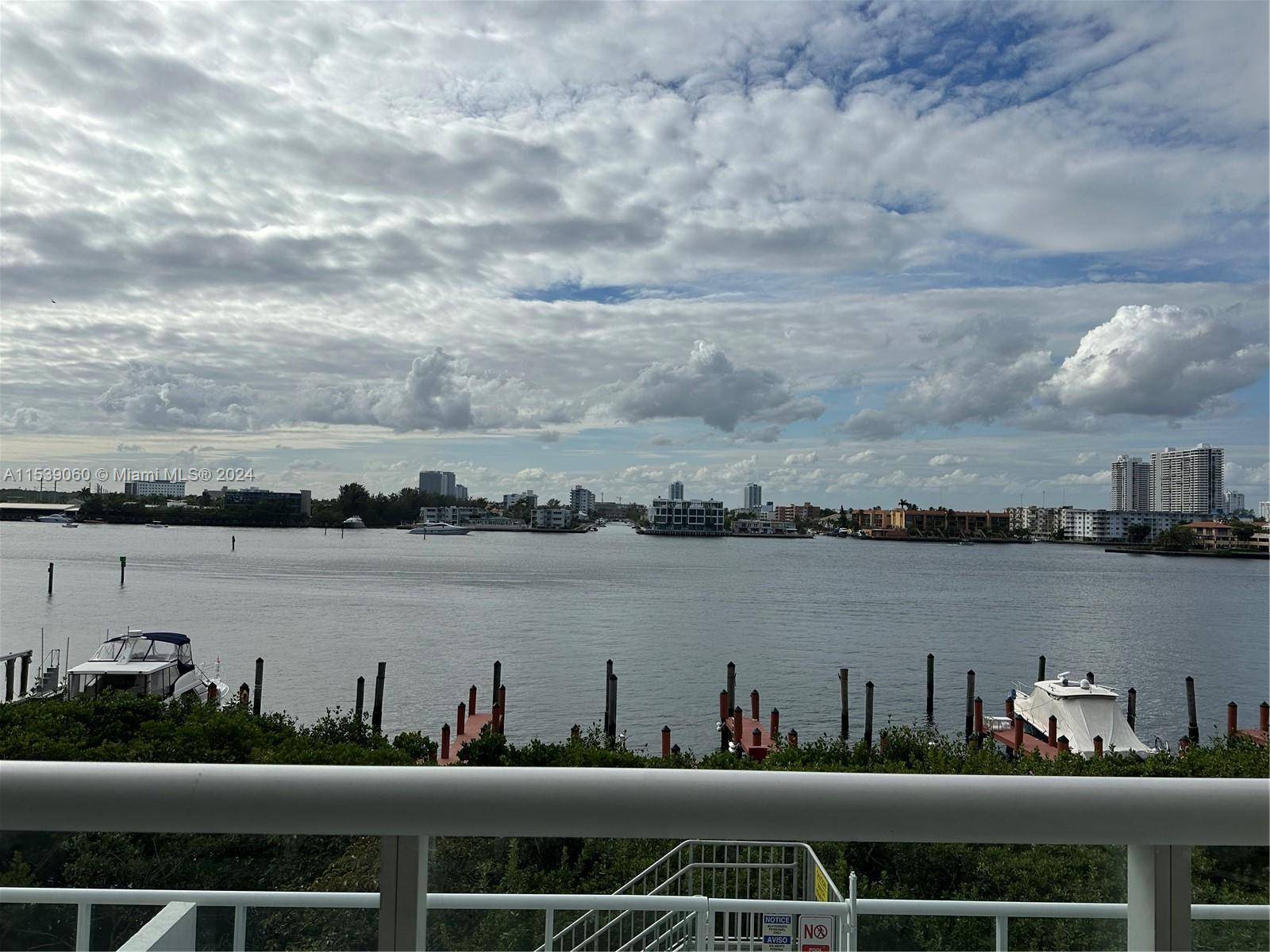 Spectacular view to the Intracoastal.