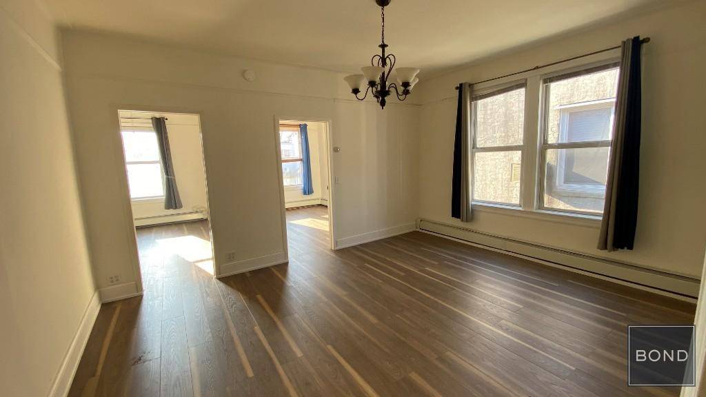 Large Sunny 2 Bedroom Apartment Wish Dishwasher and Laundry less than half a block from Astoria Park !