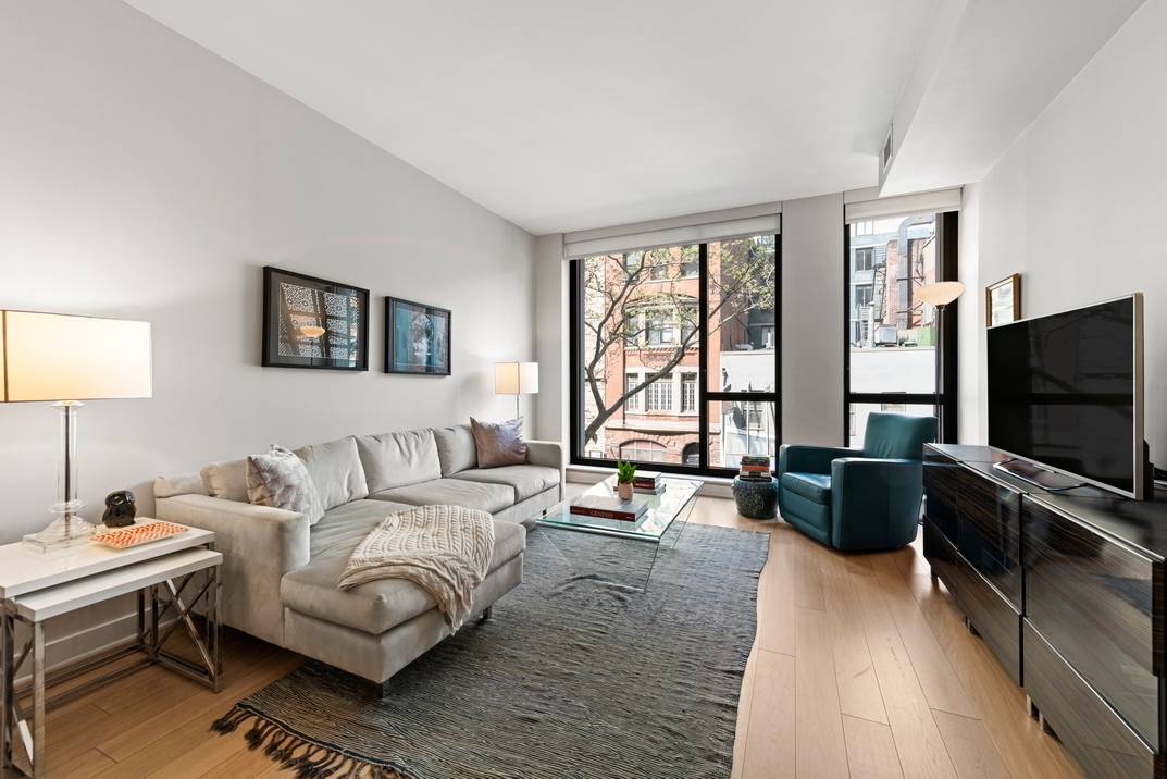 Boasting high end finishes and an abundance of natural light, this 1 bedroom, 1 bathroom floor through condo is a paradigm of contemporary city living.