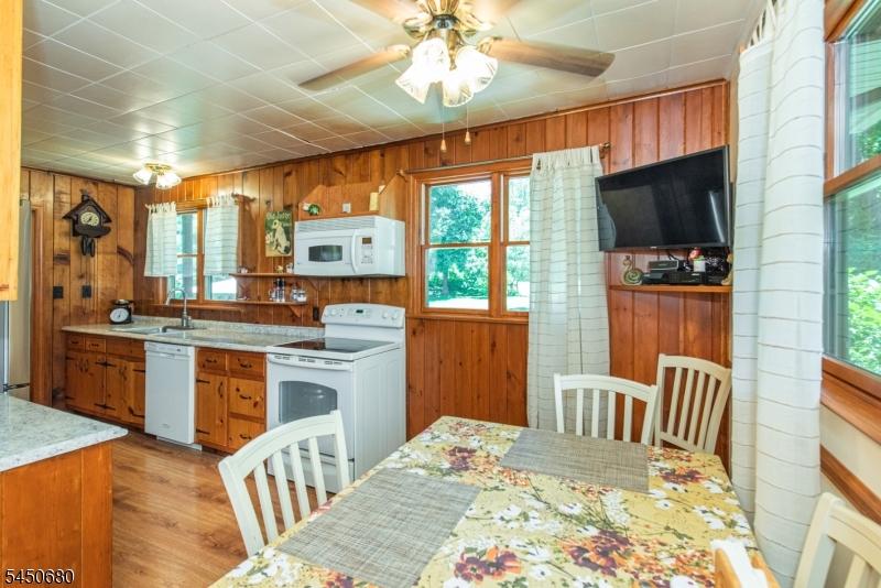 Eat-in-Kitchen