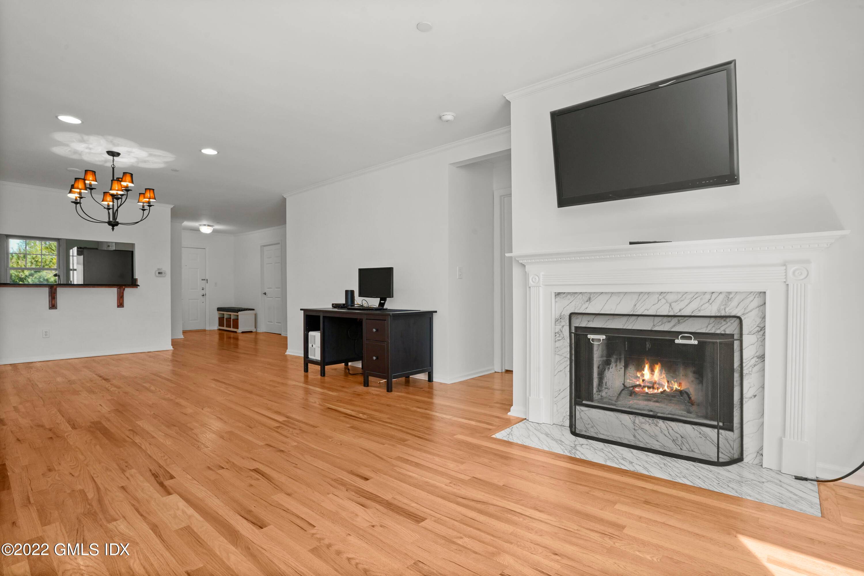 Great updated condo away from the RR at The Gables in the heart of Old Greenwich.