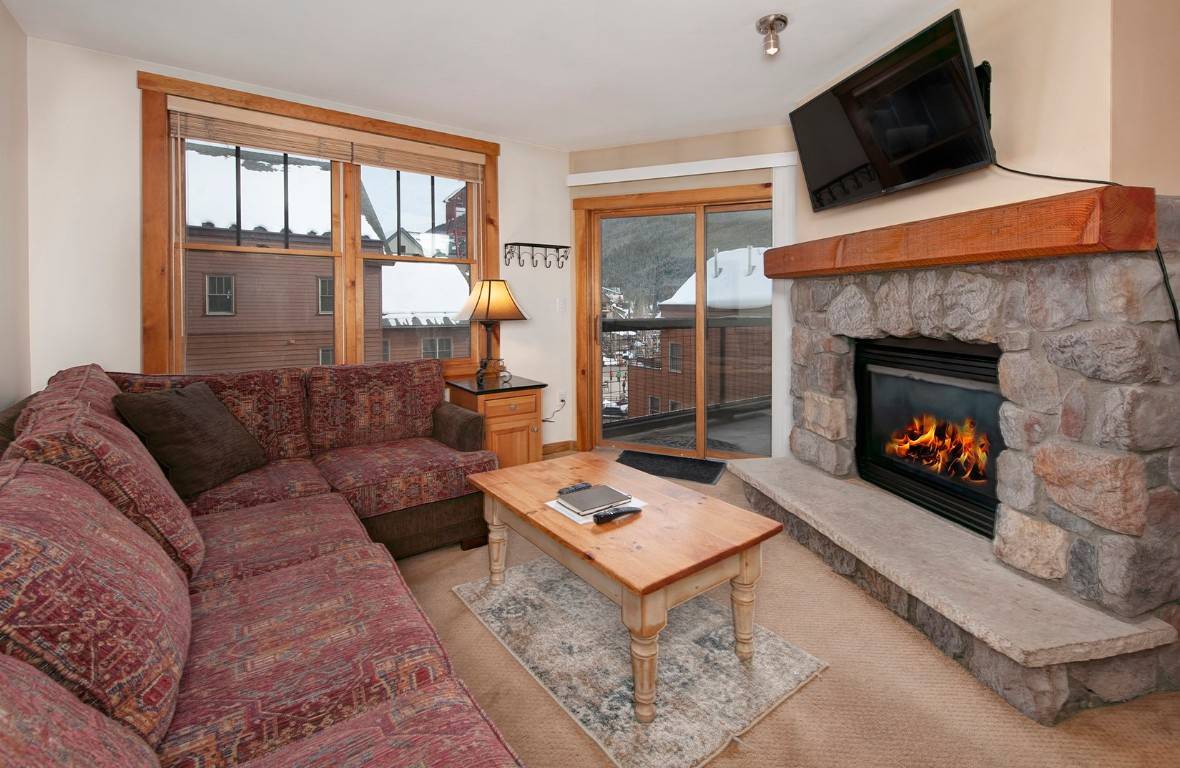 This upgraded inside corner one bedroom not only offers wonderful views of the Keystone ski area and River Run Plaza but also affords quiet enjoyment of the Buffalo Lodge courtyard.